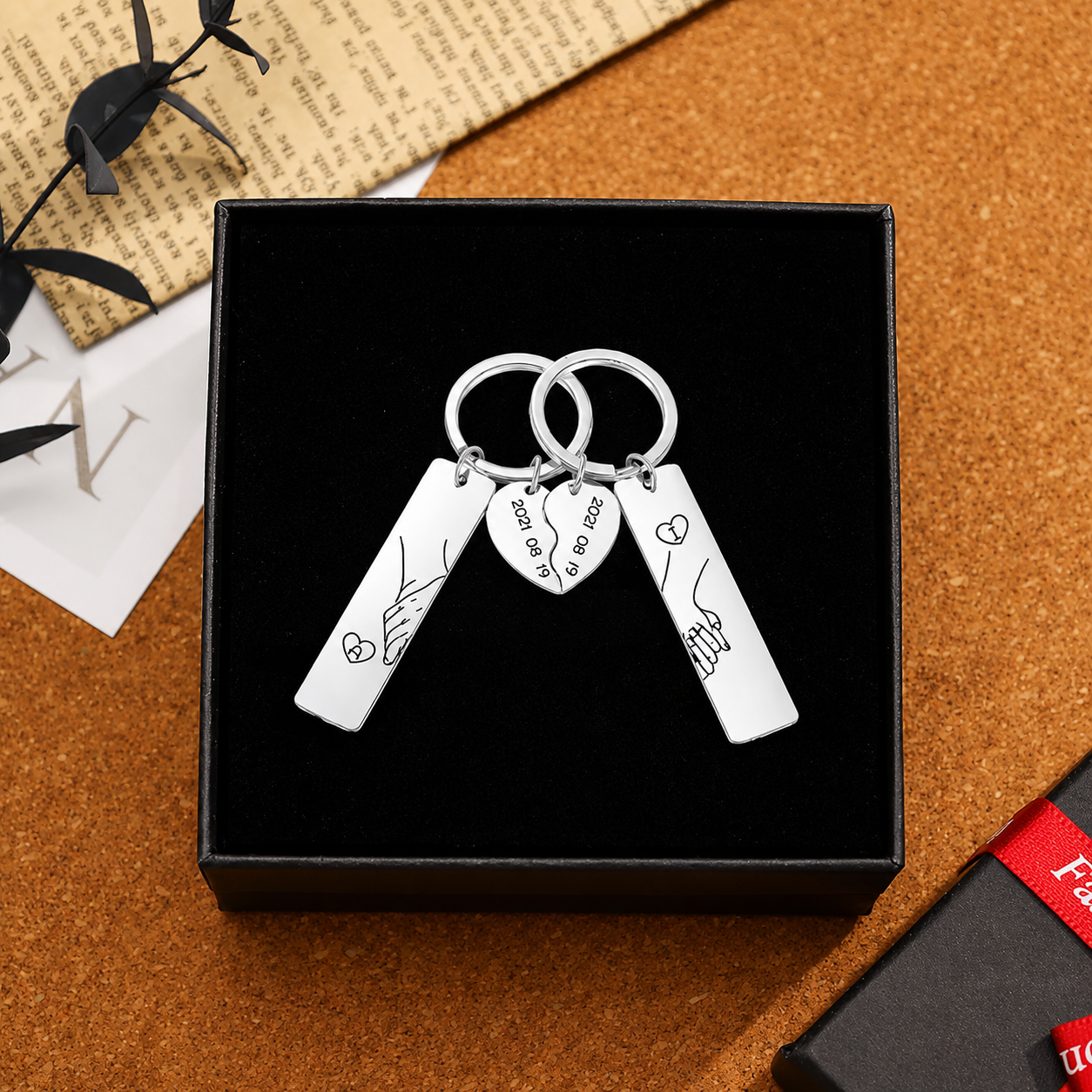 Personaliseerbare metalen sleutelhanger in hartvorm voor koppels met 2 initialen & datum – Hand in hand – Voor mijn man – Cadeau met wenskaartje